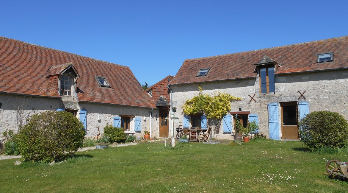 les 2 façades de la maison principale