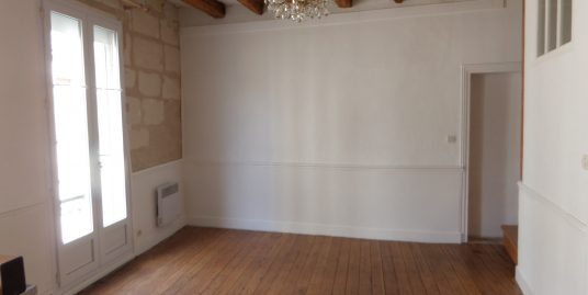 Maison de bourg en pierre de taille  à st Branchs .